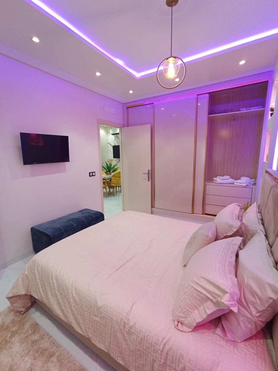 Bed, TV and multimedia, Photo of the whole room, Bedroom, wardrobe