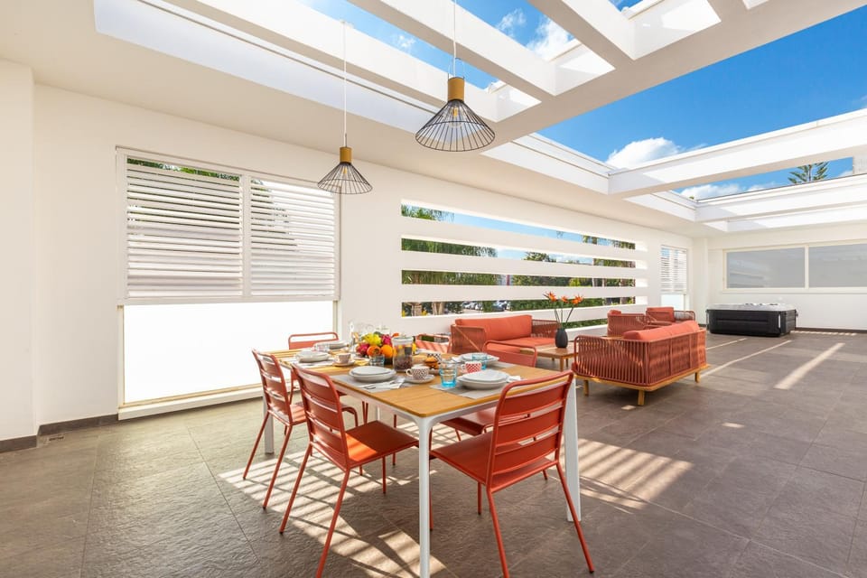 View (from property/room), Balcony/Terrace, Living room, Food and drinks, Seating area, Dining area, Food