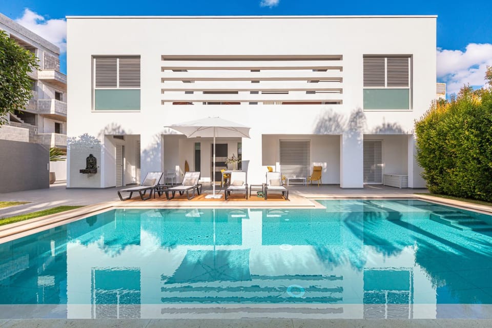 Property building, Patio, Day, Pool view, Swimming pool, sunbed