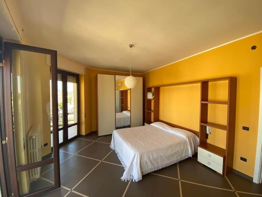 Bed, Balcony/Terrace, Photo of the whole room, Bedroom, internet, wardrobe, air conditioner