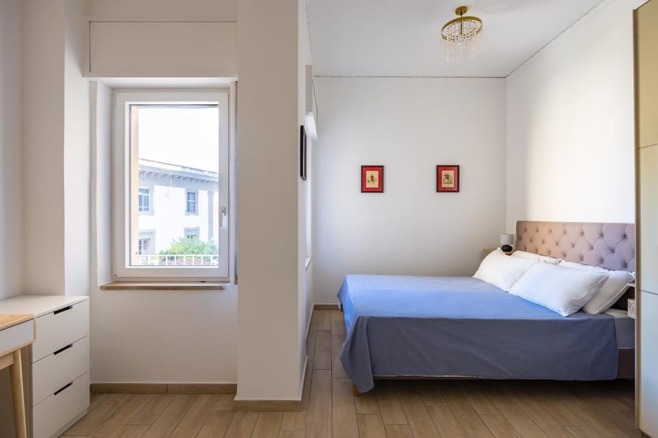 Photo of the whole room, Bedroom