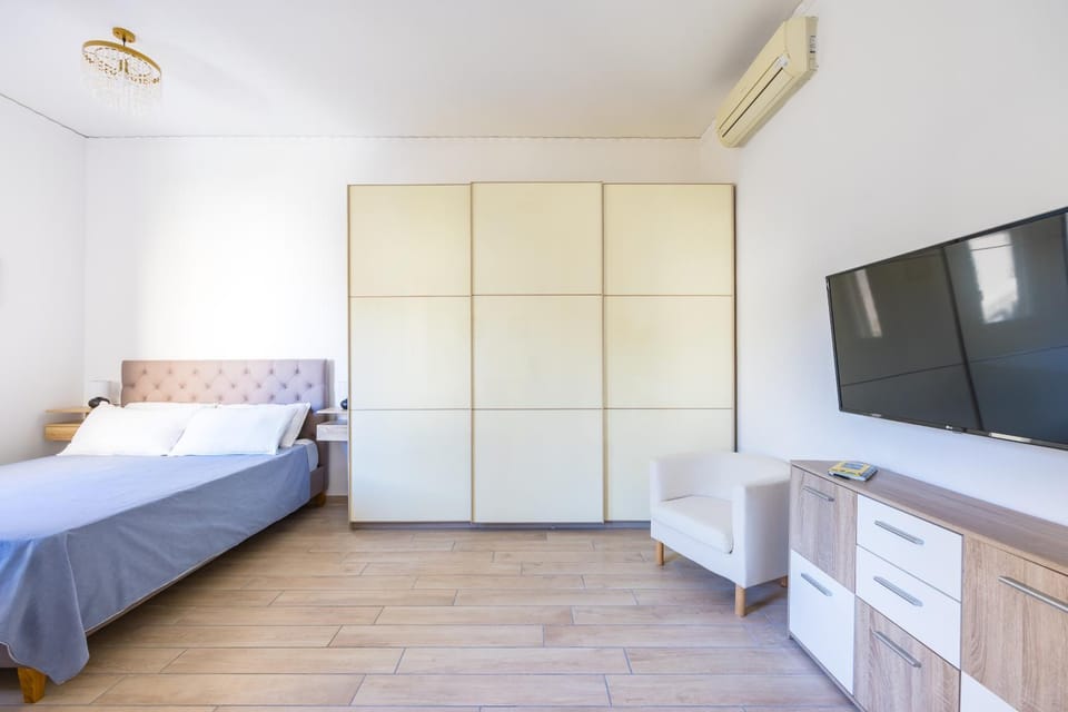 Bed, TV and multimedia, Photo of the whole room, wardrobe