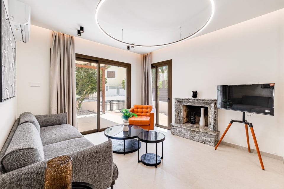 TV and multimedia, Living room, Seating area, Evening entertainment