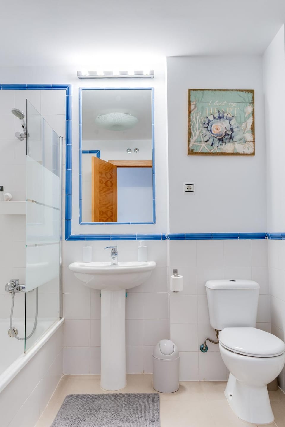 Shower, Toilet, Bathroom, bidet, towels