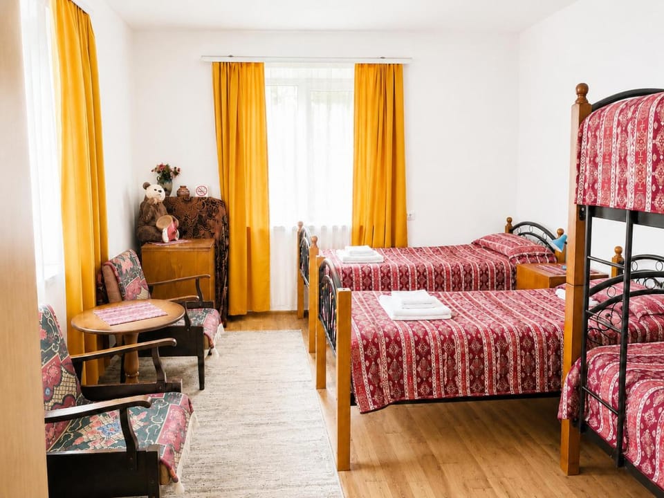 Bed, Bedroom, bunk bed, towels