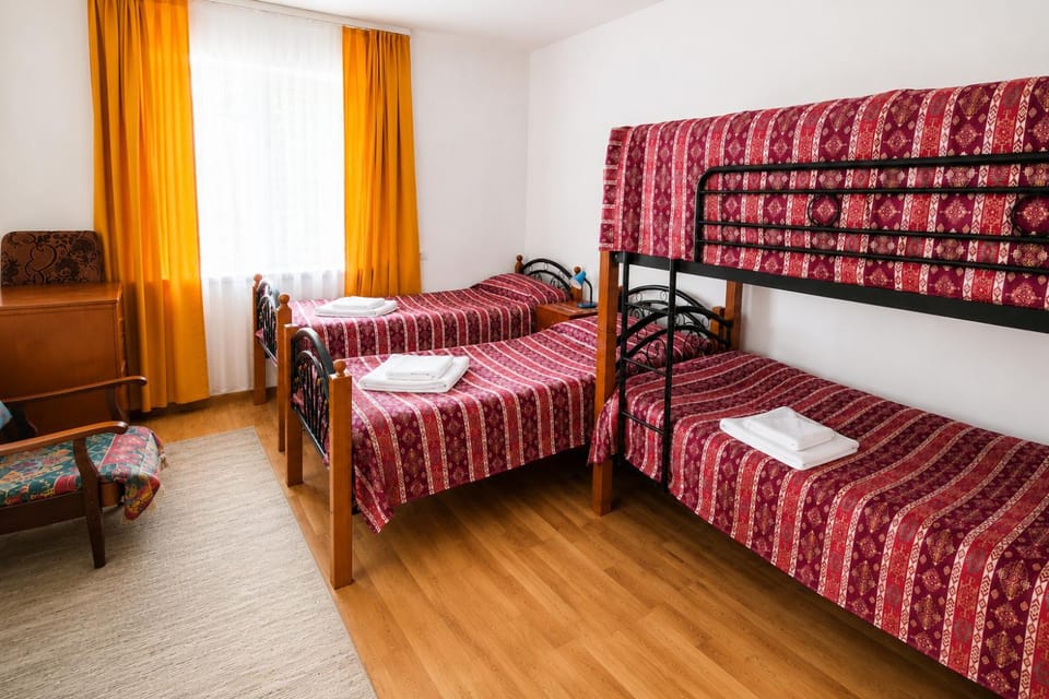 Bed, Bedroom, bunk bed, towels