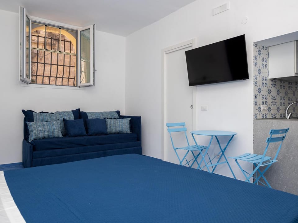 Bed, TV and multimedia, Bedroom