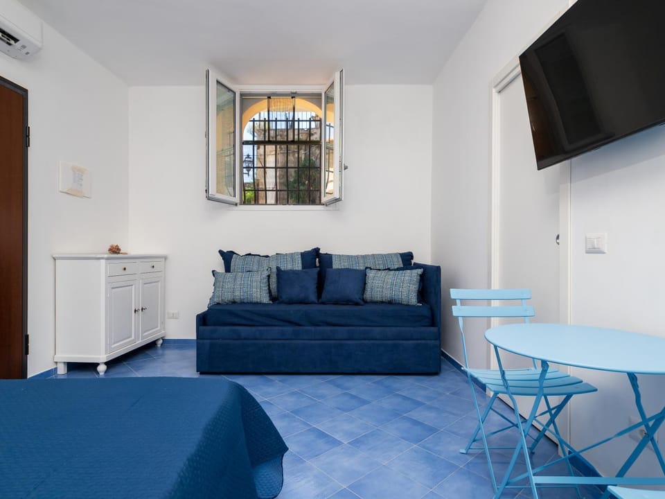 Bed, TV and multimedia, Bedroom, wardrobe