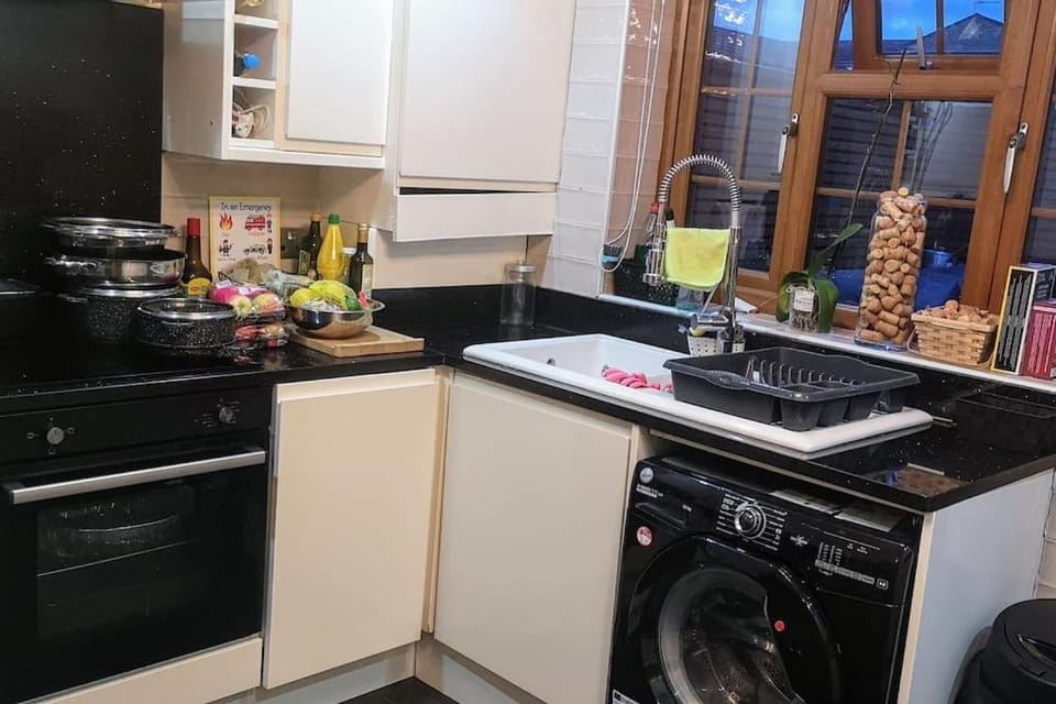 Cozy and warm family home House in Croydon