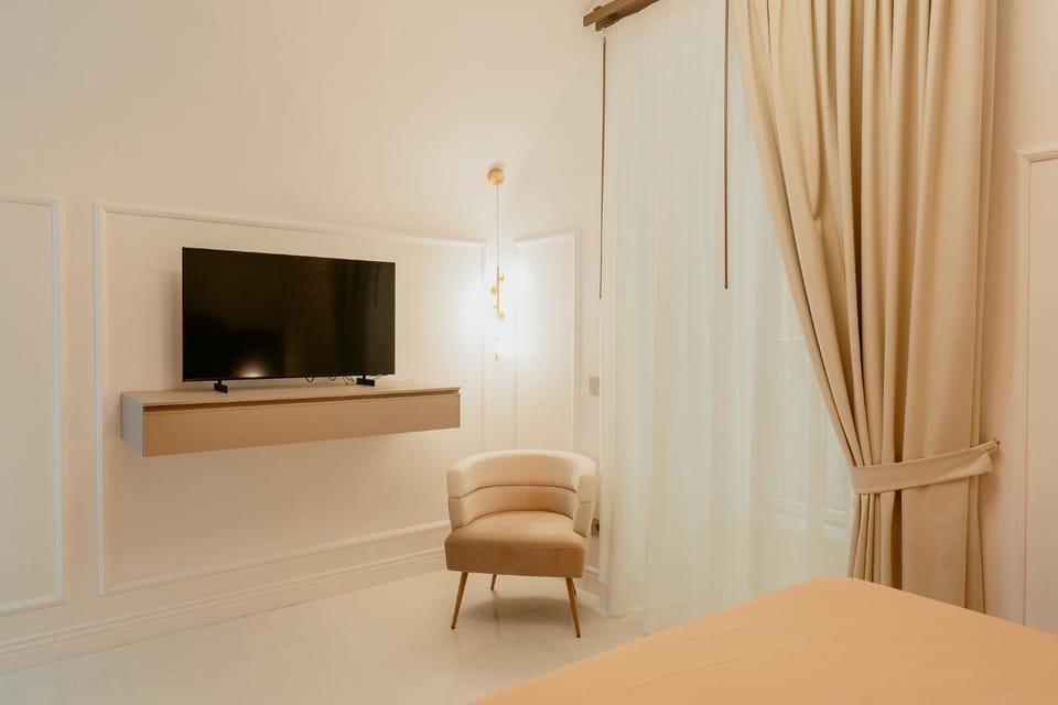 TV and multimedia, Photo of the whole room, Bedroom