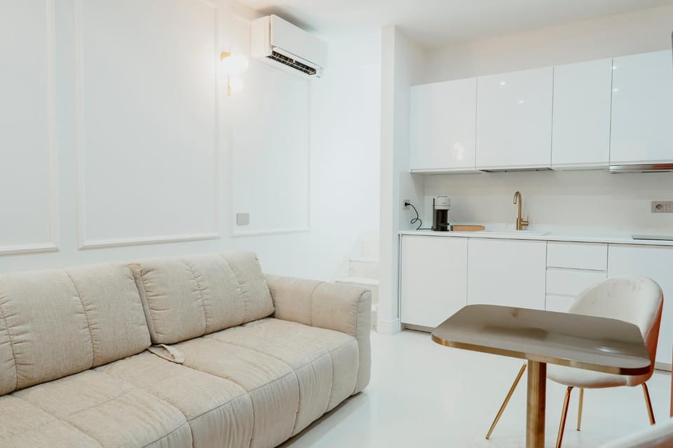 Kitchen or kitchenette, Living room, Seating area, Dining area, minibar, air conditioner