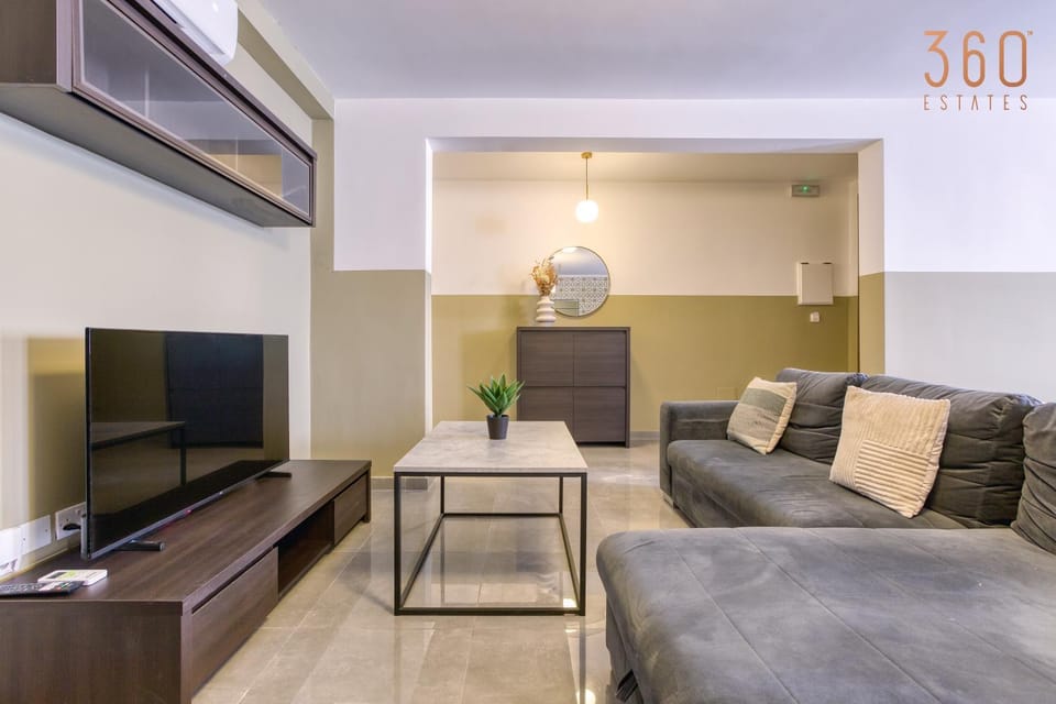 Communal lounge/ TV room, TV and multimedia, Living room, Seating area, Evening entertainment