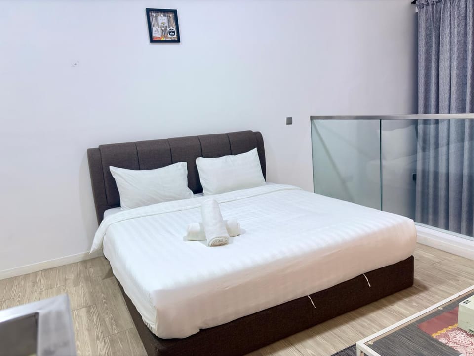 Bed, Bedroom, towels