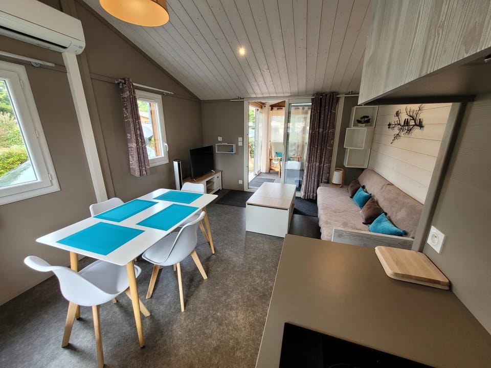 Bed, Living room, Seating area, Dining area