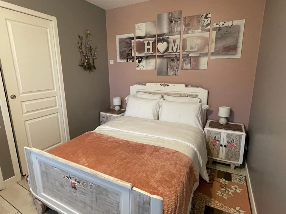 Bed, Photo of the whole room, Bedroom
