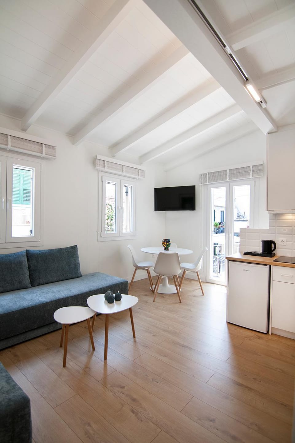 TV and multimedia, Living room, Seating area, Dining area