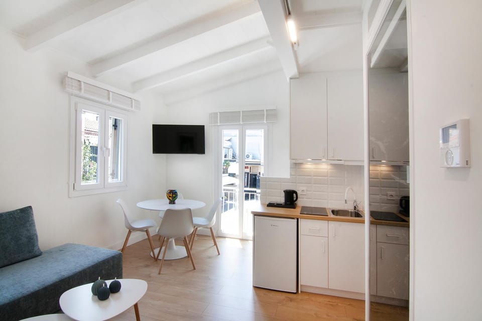 TV and multimedia, Kitchen or kitchenette, Living room, Decorative detail, Seating area, Dining area, oven, stove