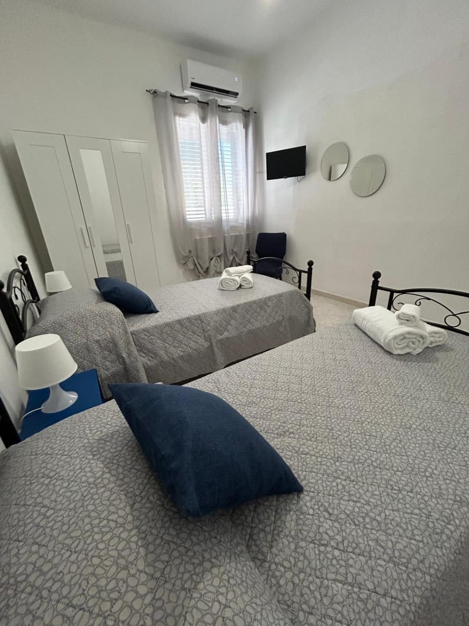 Bed, TV and multimedia, Photo of the whole room, Bedroom