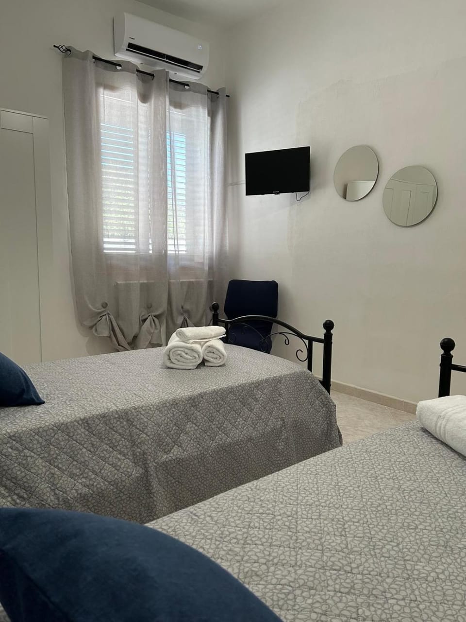 Bed, TV and multimedia, Photo of the whole room, Bedroom, air conditioner