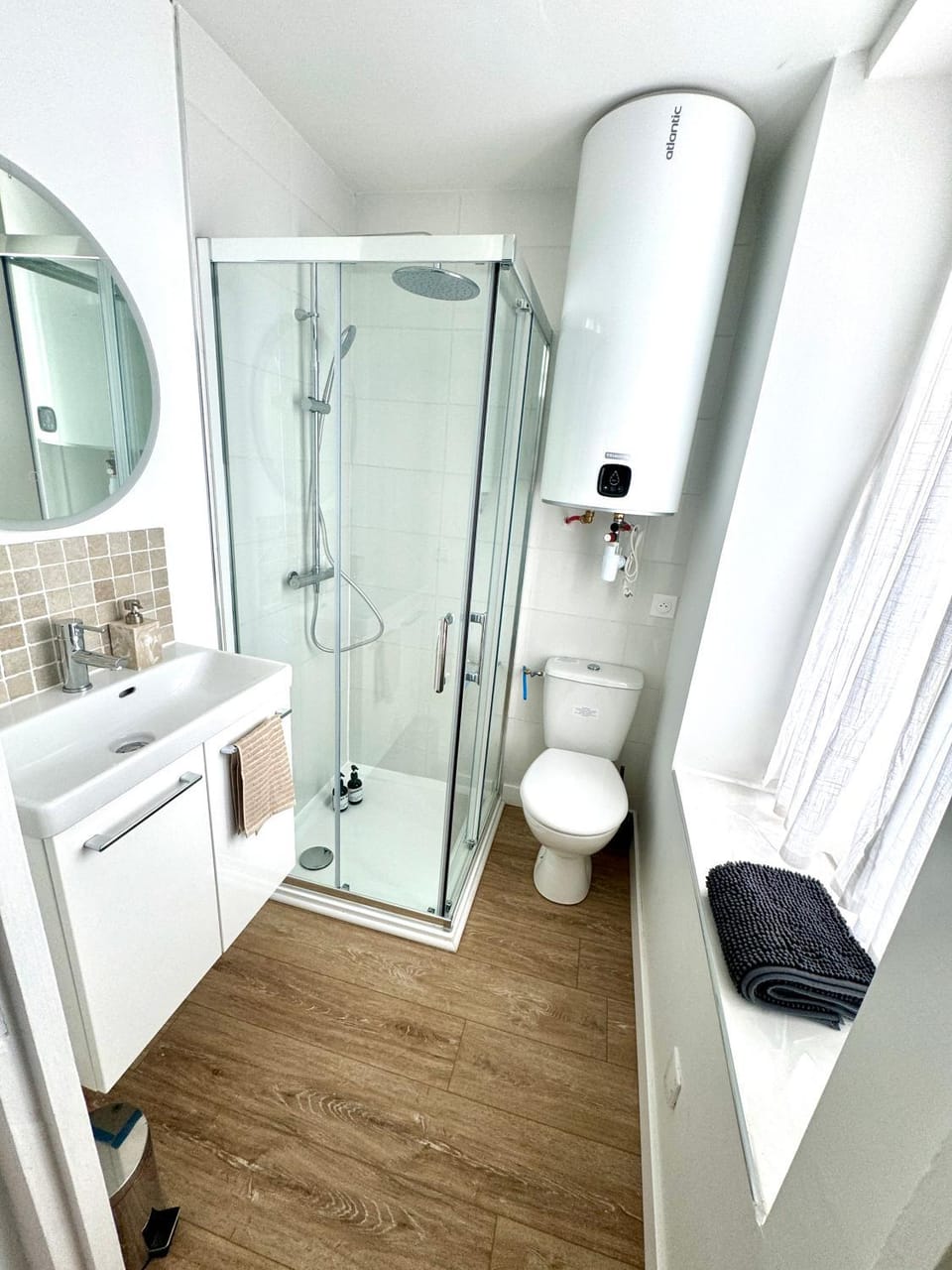 Shower, Toilet, Bathroom, towels