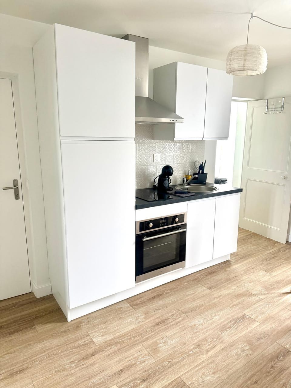 Coffee/tea facilities, Kitchen or kitchenette, oven, stove