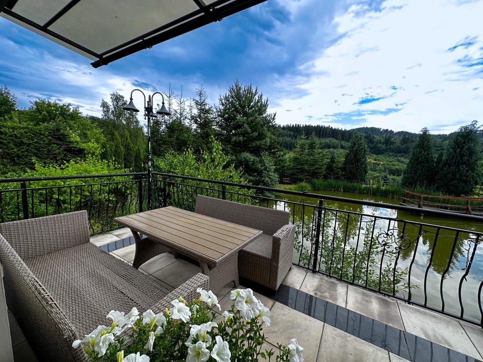 Spring, Day, Natural landscape, Balcony/Terrace, Balcony/Terrace, Lake view, Mountain view