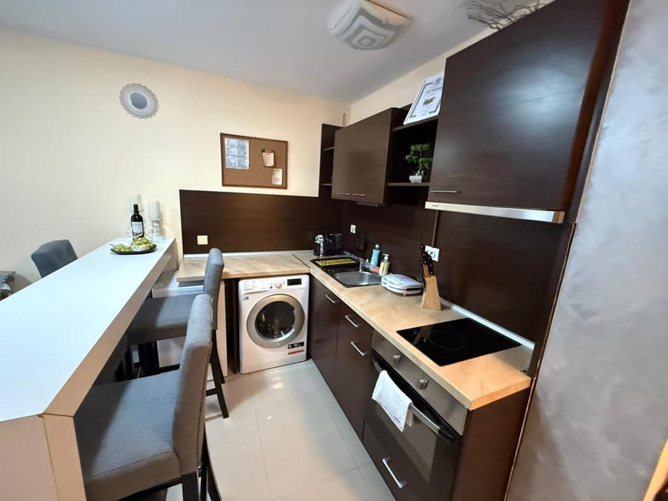Kitchen or kitchenette, Dining area, microwave, oven, stove, washing machine, kitchen, kitchen