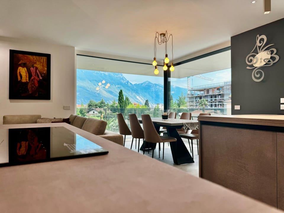 Living room, Dining area, Mountain view