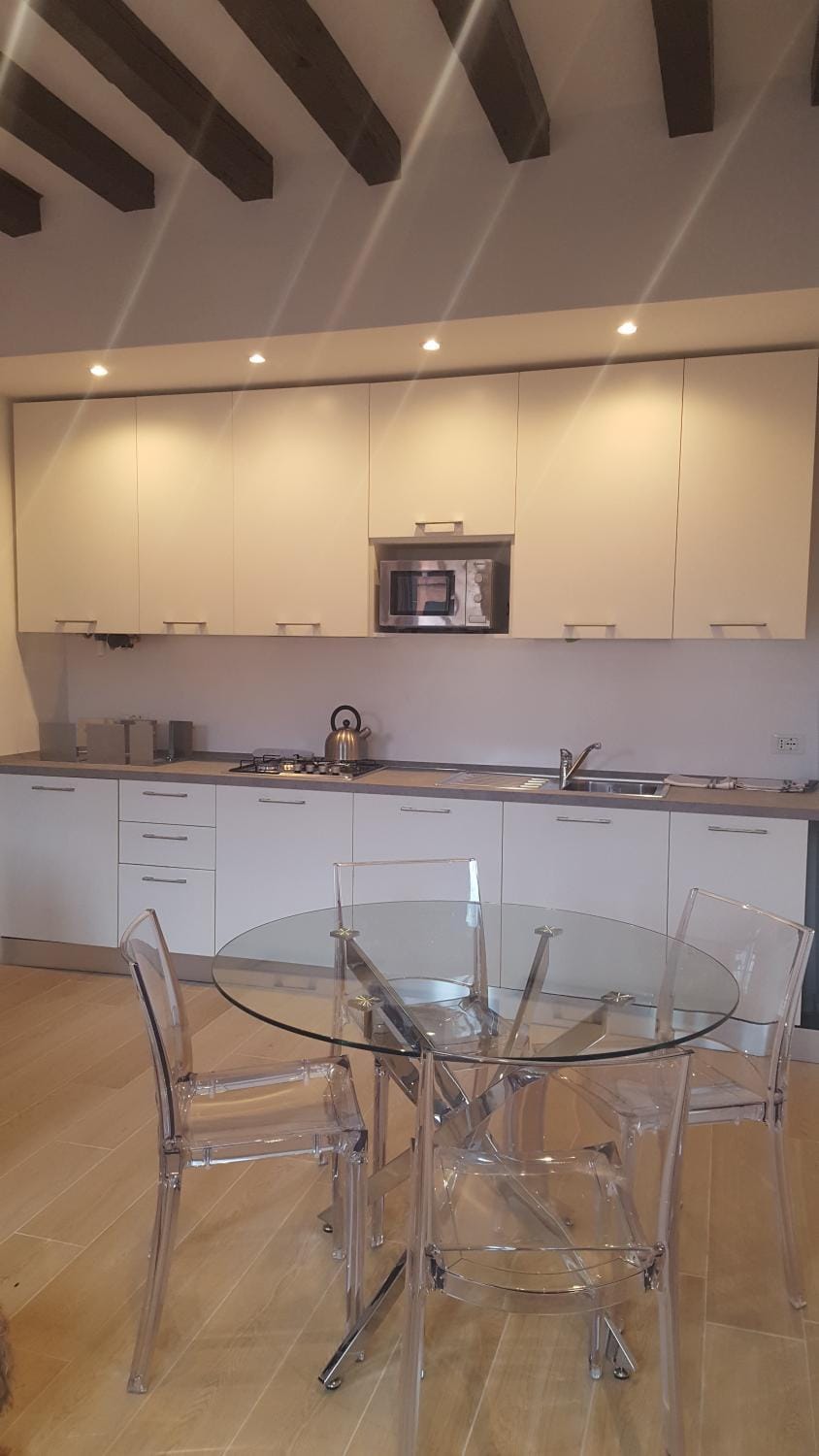 Kitchen or kitchenette, Dining area