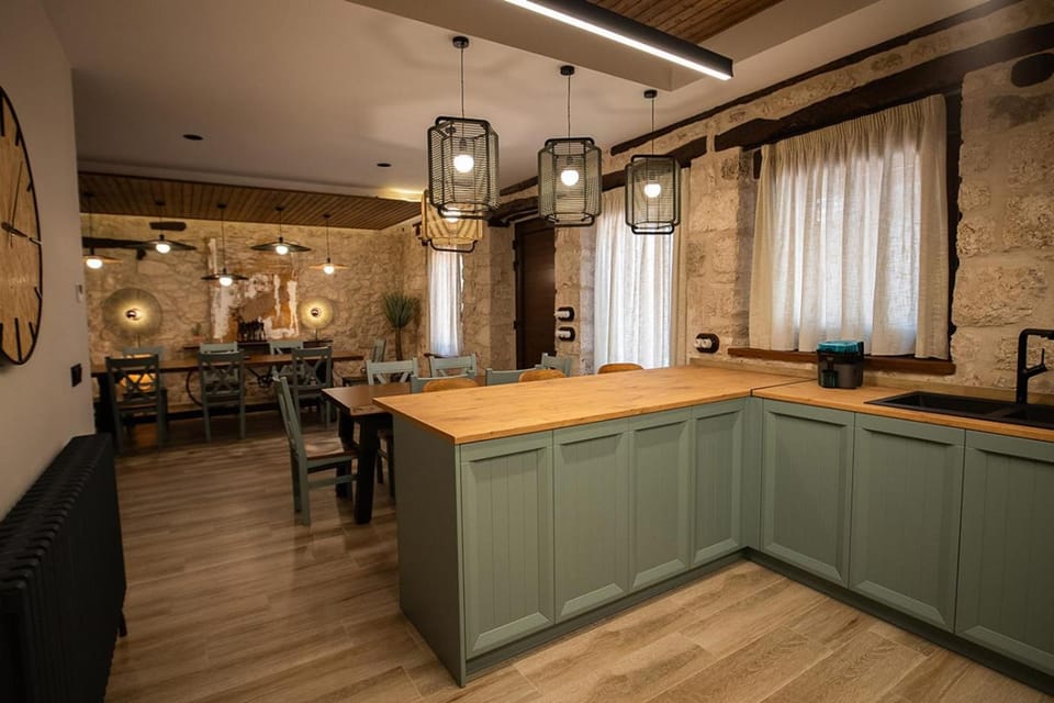 Kitchen or kitchenette, Lounge or bar