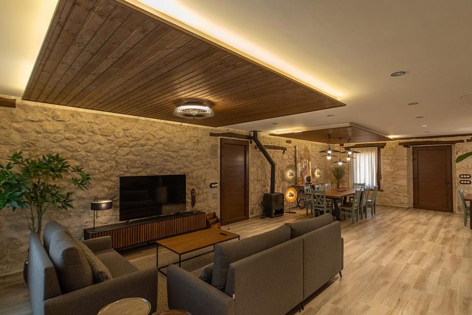Communal lounge/ TV room, TV and multimedia, Living room, Evening entertainment