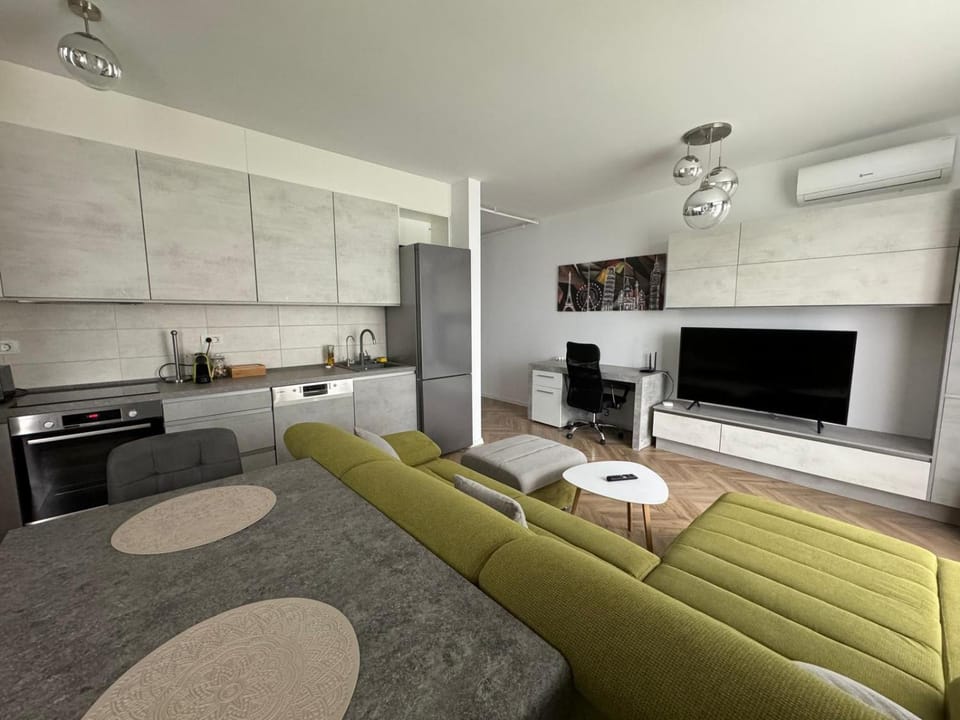 TV and multimedia, Kitchen or kitchenette, Living room, Seating area, air conditioner