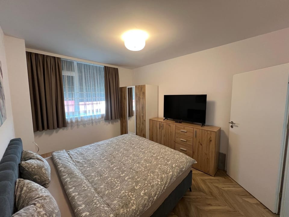 Bed, TV and multimedia, Photo of the whole room, Bedroom