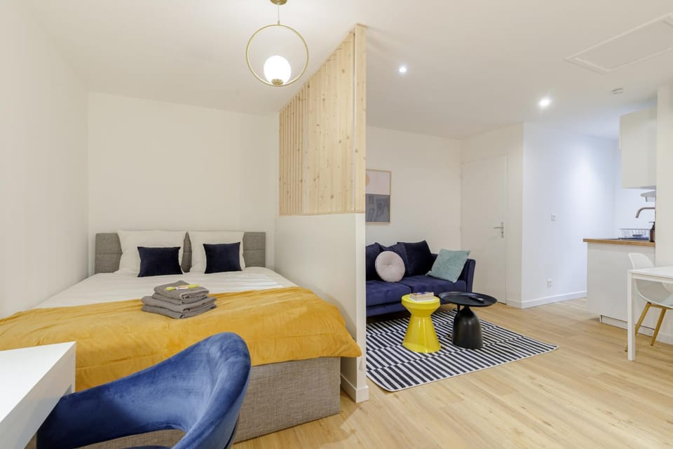 Photo of the whole room, Seating area