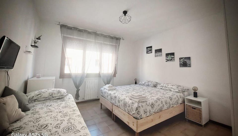 Bed, TV and multimedia, Photo of the whole room, Bedroom
