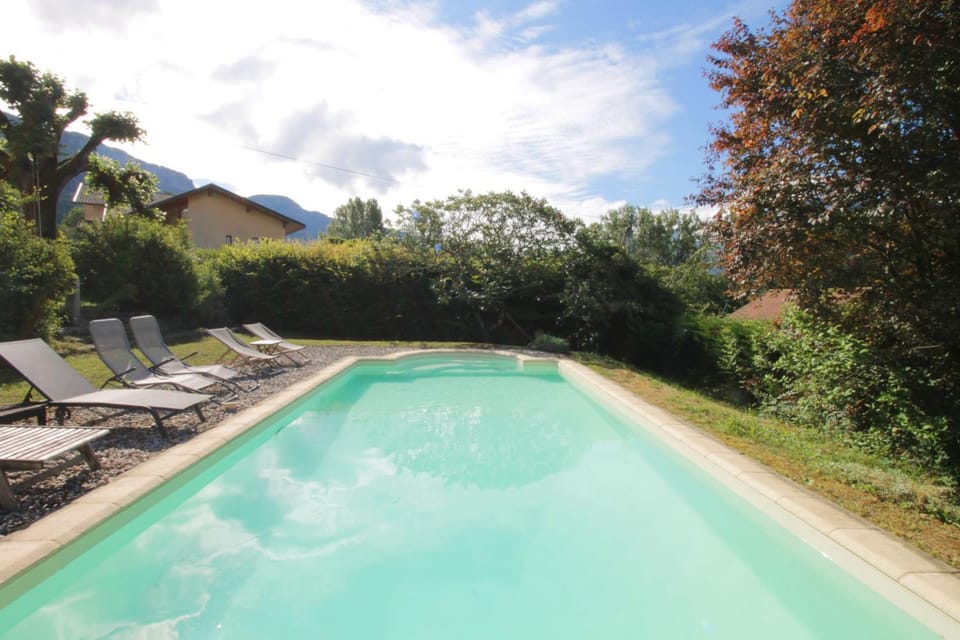 Family home peaceful setting and swimming pool! House in Haute-Savoie