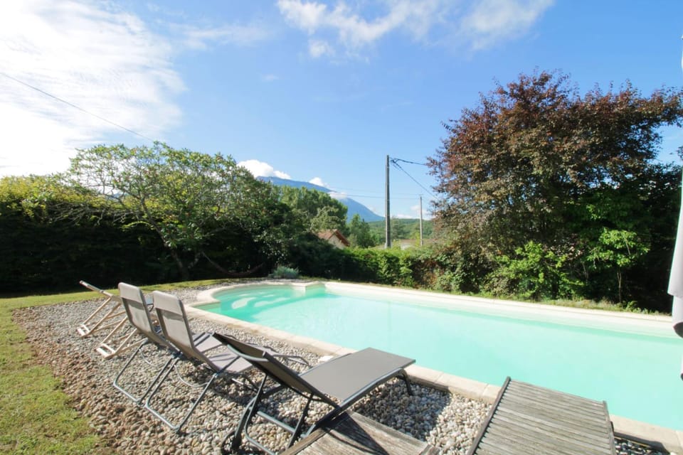 Family home peaceful setting and swimming pool! House in Haute-Savoie