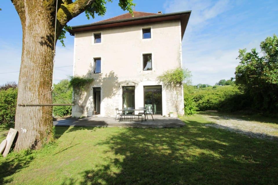 Family home peaceful setting and swimming pool! House in Haute-Savoie