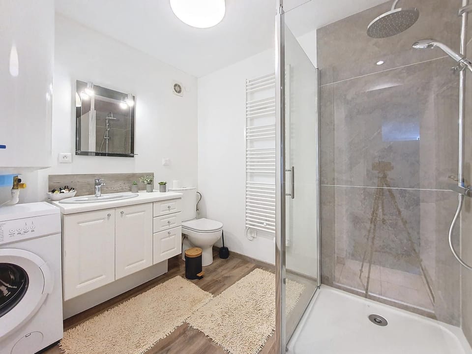 Shower, Toilet, Bathroom, towels, washing machine