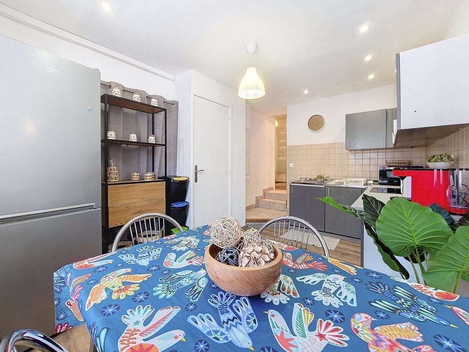Kitchen or kitchenette, Seating area, Dining area, oven