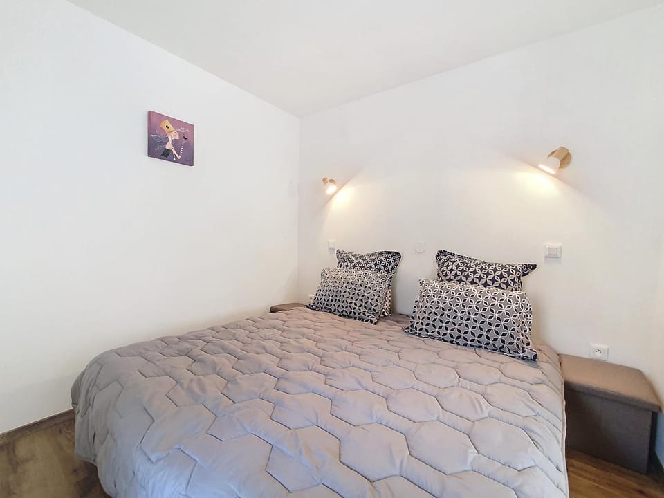 Bed, Photo of the whole room, Bedroom