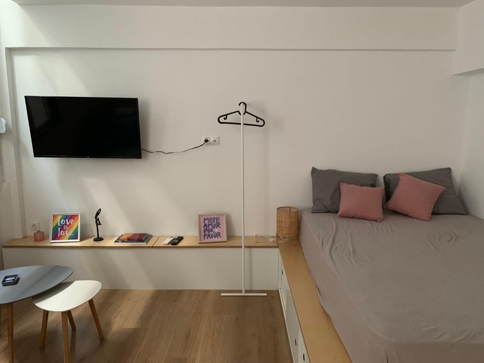 Bed, TV and multimedia, Photo of the whole room, Seating area, Evening entertainment, Bedroom