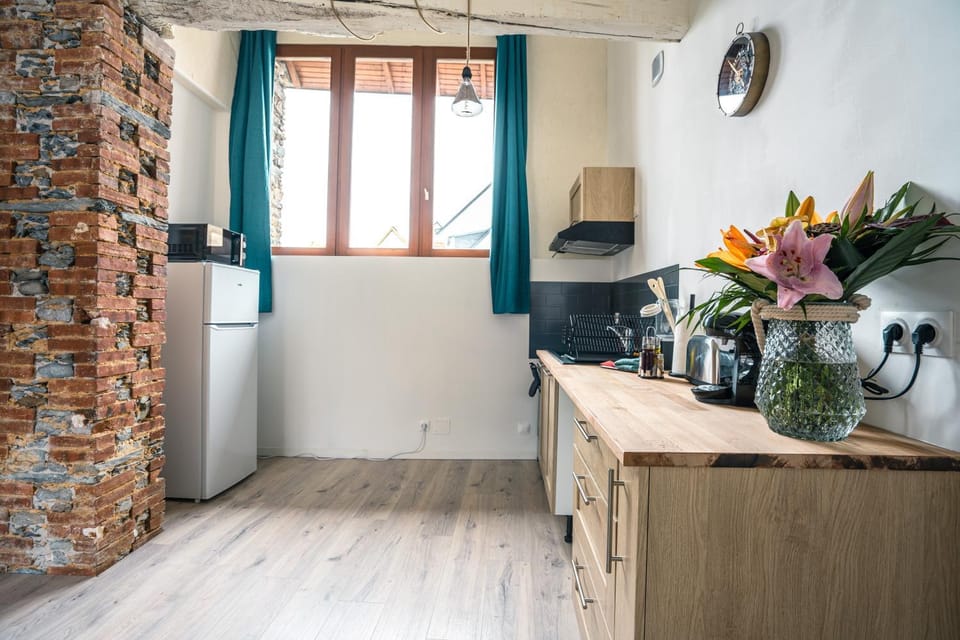 Kitchen or kitchenette, oven