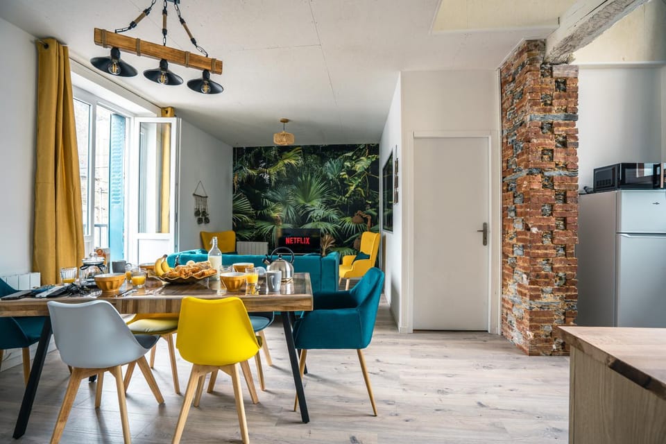 Living room, Food and drinks, Dining area, Food