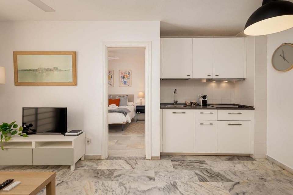 Kitchen or kitchenette, Photo of the whole room, stove