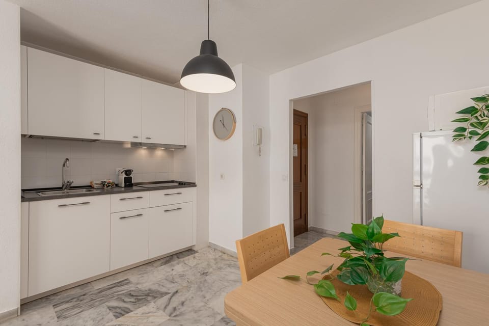 Kitchen or kitchenette, Dining area, stove