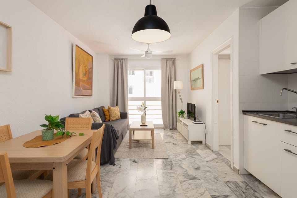 TV and multimedia, Kitchen or kitchenette, Living room, Dining area, stove