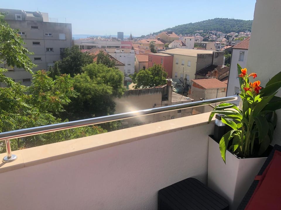View (from property/room), Balcony/Terrace, City view