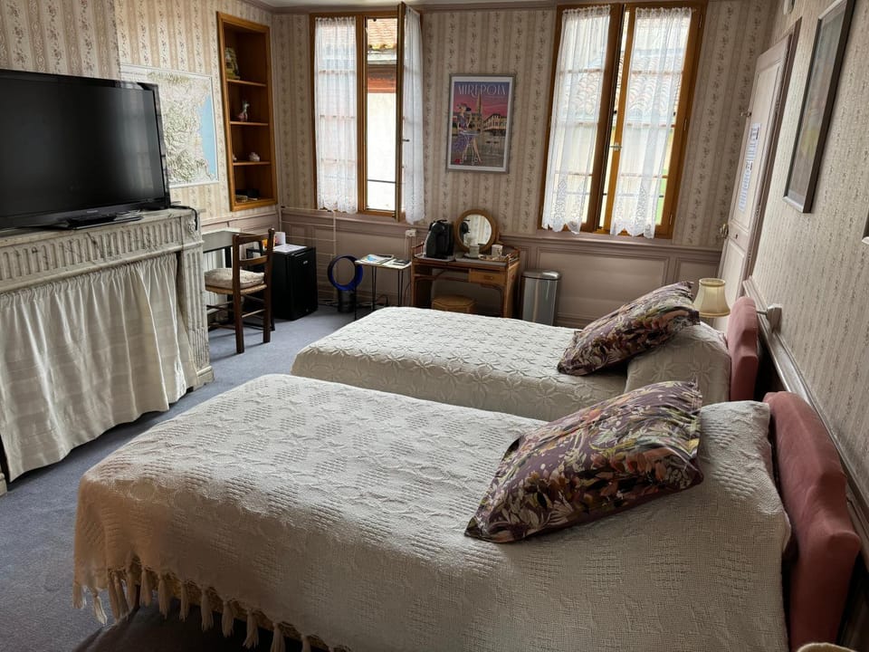 TV and multimedia, Photo of the whole room, Seating area, Bedroom