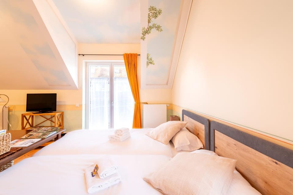 Bed, TV and multimedia, Photo of the whole room, Bedroom, laundry